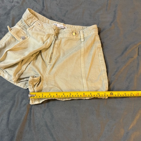 Zara Tan Cargo Shorts Pleated Relaxed Fit
#1066 - Picture 4 of 7